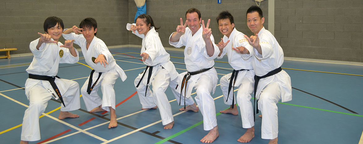 Verbroederen met onze Japanse collega's tijdens een WKKA Stage